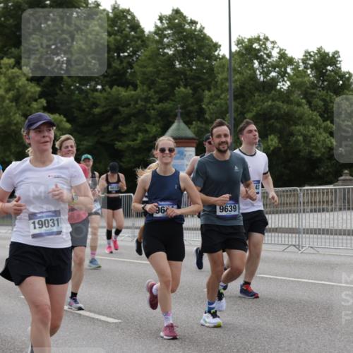 29.06.2025 - hella hamburg halbmarathon Jannik Wohlers http://msf.ph/oto/8140248 29.06.2025 10:43:01 Lombardsbrücke 1155, 1816, 1878, 3238, 3329, 3390, 3638, 4056, 4302, 4367, 5370, 5720, 6012, 6096, 6226, 6440, 6931, 7872, 7926, 8135, 8233, 8408, 8435, 9639, 9641, 9976, 10083, 10200, 10202, 10325, 11093, 11279, 11649, 11969, 12603, 12654, 13684, 13685, 13748, 13786, 14528, 14890, 15187, 15509, 15514, 15717, 16055, 16358, 16560, 16901, 16902, 17143, 17210, 18341, 18497, 19031, 19043, 19141 meine-sportfotos.de