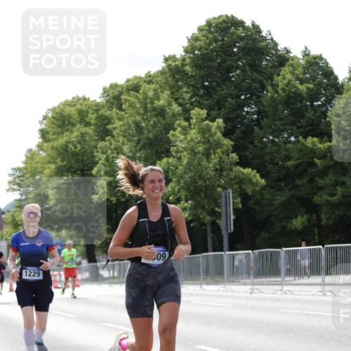 29.06.2025 - hella hamburg halbmarathon Jannik Wohlers http://msf.ph/oto/8140249 29.06.2025 10:05:25 Lombardsbrücke 1229, 1448, 1830, 1842, 2471, 2540, 3461, 3929, 4169, 5762, 8894, 8909, 9339, 9477, 9917, 10791, 10998, 17731, 17740, 17885, 18857, 18973, 19248 meine-sportfotos.de