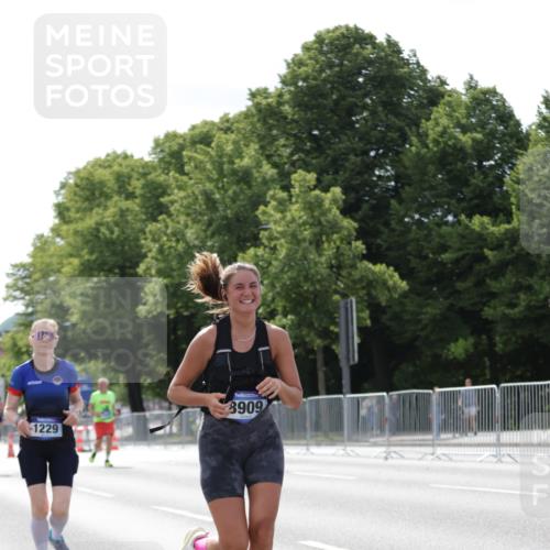 29.06.2025 - hella hamburg halbmarathon Jannik Wohlers http://msf.ph/oto/8140250 29.06.2025 10:05:25 Lombardsbrücke 1229, 1448, 1830, 1842, 2471, 2540, 3461, 3929, 4169, 5762, 8894, 8909, 9339, 9477, 9917, 10791, 10998, 17731, 17740, 17885, 18857, 18973, 19248 meine-sportfotos.de