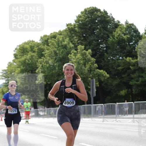29.06.2025 - hella hamburg halbmarathon Jannik Wohlers http://msf.ph/oto/8140257 29.06.2025 10:05:26 Lombardsbrücke 1229, 1448, 1830, 1842, 2471, 2540, 3461, 3929, 4169, 5762, 6014, 7741, 8894, 8909, 9339, 9477, 9917, 10791, 10998, 16687, 17731, 17740, 17885, 18857, 18973 meine-sportfotos.de