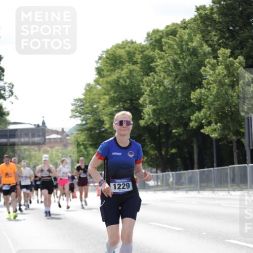 29.06.2025 - hella hamburg halbmarathon Jannik Wohlers http://msf.ph/oto/8140264 29.06.2025 10:05:26 Lombardsbrücke 1229, 1448, 1830, 1842, 2471, 2540, 3461, 3929, 4169, 5762, 6014, 7741, 8894, 8909, 9339, 9477, 9917, 10791, 10998, 16687, 17731, 17740, 17885, 18857, 18973 meine-sportfotos.de