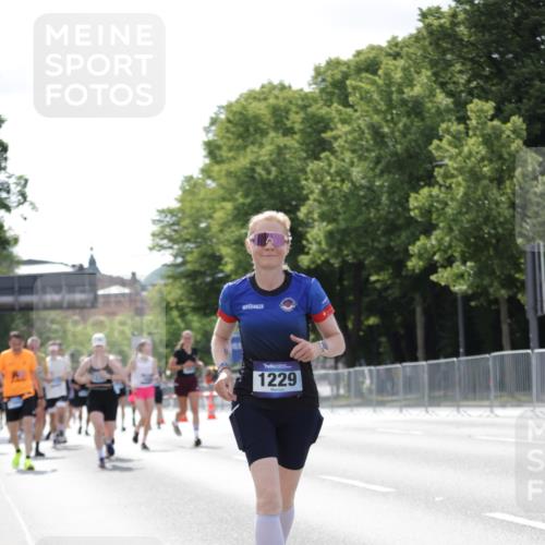 29.06.2025 - hella hamburg halbmarathon Jannik Wohlers http://msf.ph/oto/8140274 29.06.2025 10:05:27 Lombardsbrücke 1229, 1448, 1830, 1842, 2471, 2540, 3461, 3929, 4169, 5762, 6014, 7741, 8894, 8909, 9339, 9477, 9917, 10791, 10998, 15766, 16441, 16687, 17731, 17740, 17885, 18857, 18973 meine-sportfotos.de