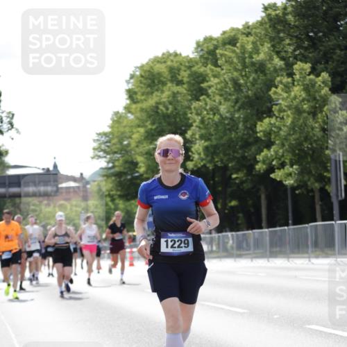 29.06.2025 - hella hamburg halbmarathon Jannik Wohlers http://msf.ph/oto/8140275 29.06.2025 10:05:27 Lombardsbrücke 1229, 1448, 1830, 1842, 2471, 2540, 3461, 3929, 4169, 5762, 6014, 7741, 8894, 8909, 9339, 9477, 9917, 10791, 10998, 15766, 16441, 16687, 17731, 17740, 17885, 18857, 18973 meine-sportfotos.de