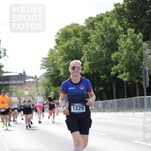 29.06.2025 - hella hamburg halbmarathon Jannik Wohlers http://msf.ph/oto/8140279 29.06.2025 10:05:27 Lombardsbrücke 1229, 1448, 1830, 1842, 2471, 2540, 3461, 3929, 4169, 5762, 6014, 7741, 8894, 8909, 9339, 9477, 9917, 10791, 10998, 15766, 16441, 16687, 17731, 17740, 17885, 18857, 18973 meine-sportfotos.de