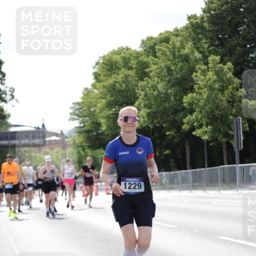 29.06.2025 - hella hamburg halbmarathon Jannik Wohlers http://msf.ph/oto/8140281 29.06.2025 10:05:27 Lombardsbrücke 1229, 1448, 1830, 1842, 2471, 2540, 3461, 3929, 4169, 5762, 6014, 7741, 8894, 8909, 9339, 9477, 9917, 10791, 10998, 15766, 16441, 16687, 17731, 17740, 17885, 18857, 18973 meine-sportfotos.de