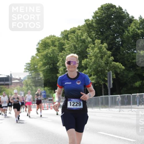 29.06.2025 - hella hamburg halbmarathon Jannik Wohlers http://msf.ph/oto/8140288 29.06.2025 10:05:27 Lombardsbrücke 1229, 1448, 1830, 1842, 2471, 2540, 3461, 3929, 4169, 5762, 6014, 7741, 8894, 8909, 9339, 9477, 9917, 10791, 10998, 15766, 16441, 16687, 17731, 17740, 17885, 18857, 18973 meine-sportfotos.de