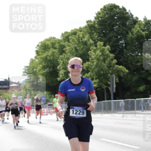 29.06.2025 - hella hamburg halbmarathon Jannik Wohlers http://msf.ph/oto/8140290 29.06.2025 10:05:27 Lombardsbrücke 1229, 1448, 1830, 1842, 2471, 2540, 3461, 3929, 4169, 5762, 6014, 7741, 8894, 8909, 9339, 9477, 9917, 10791, 10998, 15766, 16441, 16687, 17731, 17740, 17885, 18857, 18973 meine-sportfotos.de