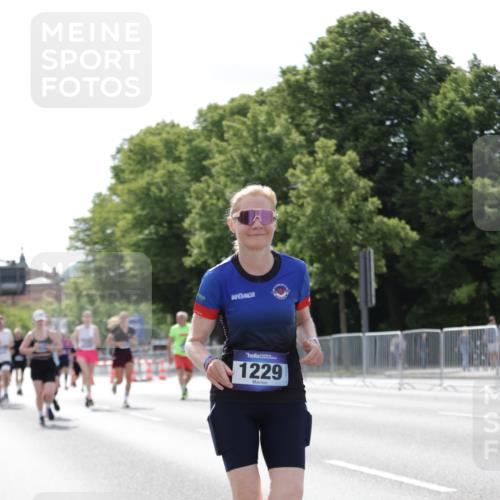 29.06.2025 - hella hamburg halbmarathon Jannik Wohlers http://msf.ph/oto/8140295 29.06.2025 10:05:27 Lombardsbrücke 1229, 1448, 1830, 1842, 2471, 2540, 3461, 3929, 4169, 5762, 6014, 7741, 8894, 8909, 9339, 9477, 9917, 10791, 10998, 15766, 16441, 16687, 17731, 17740, 17885, 18857, 18973 meine-sportfotos.de