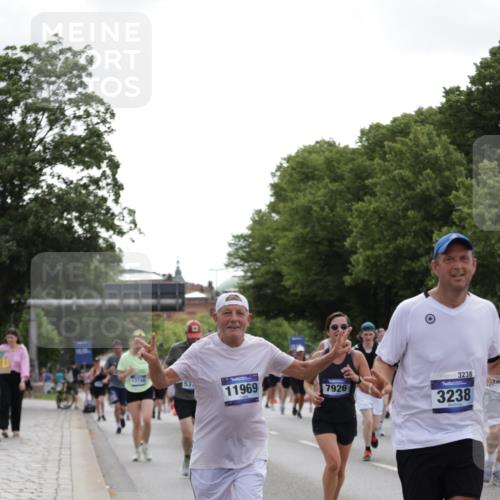 29.06.2025 - hella hamburg halbmarathon Jannik Wohlers http://msf.ph/oto/8140301 29.06.2025 10:43:04 Lombardsbrücke 1155, 1400, 1816, 1878, 3238, 3329, 3390, 4056, 4367, 5214, 5370, 5720, 6012, 6096, 6226, 6440, 6931, 7197, 7872, 7926, 8135, 8233, 8408, 8504, 9639, 9641, 9831, 10083, 10200, 10202, 10325, 11093, 11279, 11649, 11969, 12654, 13684, 13685, 13730, 13748, 14528, 14890, 15177, 15187, 15514, 15717, 16358, 16560, 16901, 16902, 17143, 17210, 18341, 18497, 19031, 19043, 19141 meine-sportfotos.de