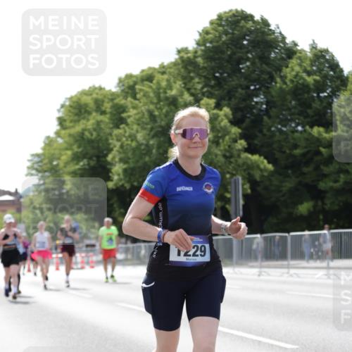 29.06.2025 - hella hamburg halbmarathon Jannik Wohlers http://msf.ph/oto/8140303 29.06.2025 10:05:28 Lombardsbrücke 1229, 1448, 1830, 1842, 2471, 2540, 3461, 3929, 4169, 5762, 6014, 7741, 8051, 8894, 8909, 9339, 9477, 9917, 10791, 10998, 15766, 16441, 16687, 17740, 17885, 18857, 18973 meine-sportfotos.de