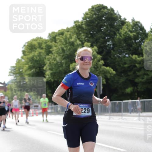 29.06.2025 - hella hamburg halbmarathon Jannik Wohlers http://msf.ph/oto/8140304 29.06.2025 10:05:28 Lombardsbrücke 1229, 1448, 1830, 1842, 2471, 2540, 3461, 3929, 4169, 5762, 6014, 7741, 8051, 8894, 8909, 9339, 9477, 9917, 10791, 10998, 15766, 16441, 16687, 17740, 17885, 18857, 18973 meine-sportfotos.de