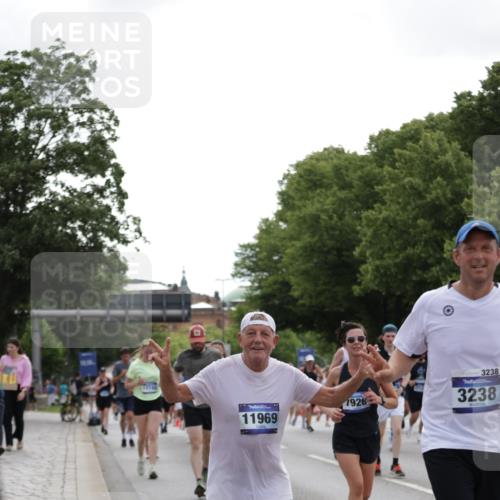29.06.2025 - hella hamburg halbmarathon Jannik Wohlers http://msf.ph/oto/8140318 29.06.2025 10:43:04 Lombardsbrücke 1155, 1400, 1816, 1878, 3238, 3329, 3390, 4056, 4367, 5214, 5370, 5720, 6012, 6096, 6226, 6440, 6931, 7197, 7872, 7926, 8135, 8233, 8408, 8504, 9639, 9641, 9831, 10083, 10200, 10202, 10325, 11093, 11279, 11649, 11969, 12654, 13684, 13685, 13730, 13748, 14528, 14890, 15177, 15187, 15514, 15717, 16358, 16560, 16901, 16902, 17143, 17210, 18341, 18497, 19031, 19043, 19141 meine-sportfotos.de