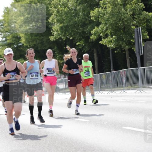 29.06.2025 - hella hamburg halbmarathon Jannik Wohlers http://msf.ph/oto/8140319 29.06.2025 10:05:30 Lombardsbrücke 1229, 1448, 1830, 1842, 2471, 2540, 3062, 3929, 4169, 5762, 6014, 7741, 8051, 8894, 8909, 9339, 9477, 9917, 13042, 14987, 15766, 16441, 16687, 17740, 17885, 18768, 18857, 18973 meine-sportfotos.de
