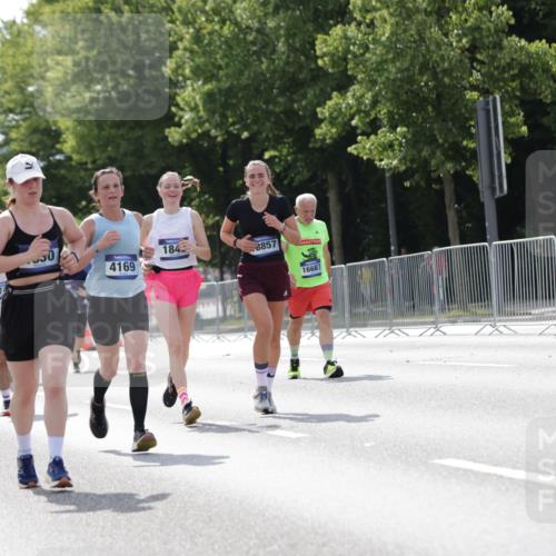 29.06.2025 - hella hamburg halbmarathon Jannik Wohlers http://msf.ph/oto/8140323 29.06.2025 10:05:30 Lombardsbrücke 1229, 1448, 1830, 1842, 2471, 2540, 3062, 3929, 4169, 5762, 6014, 7741, 8051, 8894, 8909, 9339, 9477, 9917, 13042, 14987, 15766, 16441, 16687, 17740, 17885, 18768, 18857, 18973 meine-sportfotos.de