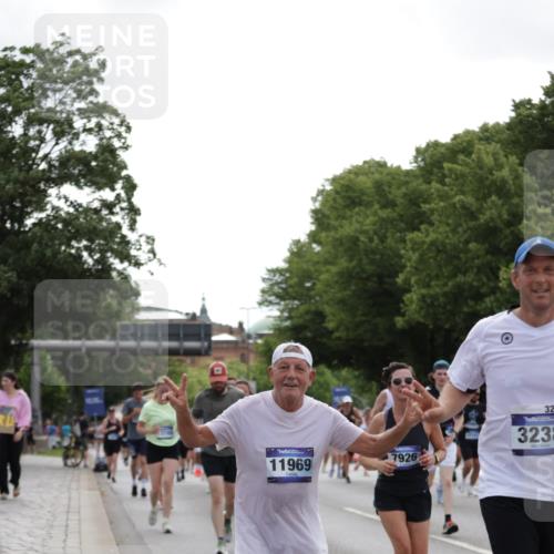 29.06.2025 - hella hamburg halbmarathon Jannik Wohlers http://msf.ph/oto/8140325 29.06.2025 10:43:04 Lombardsbrücke 1155, 1400, 1816, 1878, 3238, 3329, 3390, 4056, 4367, 5214, 5370, 5720, 6012, 6096, 6226, 6440, 6931, 7197, 7872, 7926, 8135, 8233, 8408, 8504, 9639, 9641, 9831, 10083, 10200, 10202, 10325, 11093, 11279, 11649, 11969, 12654, 13684, 13685, 13730, 13748, 14528, 14890, 15177, 15187, 15514, 15717, 16358, 16560, 16901, 16902, 17143, 17210, 18341, 18497, 19031, 19043, 19141 meine-sportfotos.de