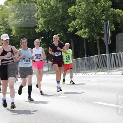 29.06.2025 - hella hamburg halbmarathon Jannik Wohlers http://msf.ph/oto/8140328 29.06.2025 10:05:30 Lombardsbrücke 1229, 1448, 1830, 1842, 2471, 2540, 3062, 3929, 4169, 5762, 6014, 7741, 8051, 8894, 8909, 9339, 9477, 9917, 13042, 14987, 15766, 16441, 16687, 17740, 17885, 18768, 18857, 18973 meine-sportfotos.de