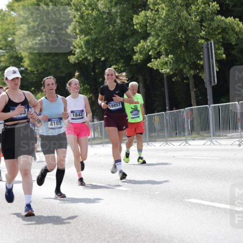 29.06.2025 - hella hamburg halbmarathon Jannik Wohlers http://msf.ph/oto/8140330 29.06.2025 10:05:31 Lombardsbrücke 1229, 1448, 1830, 1842, 2471, 2540, 3062, 3929, 4169, 5762, 6014, 7741, 8051, 8316, 8894, 8909, 9477, 13042, 14987, 15766, 15772, 16441, 16687, 17885, 18768, 18857, 18973 meine-sportfotos.de
