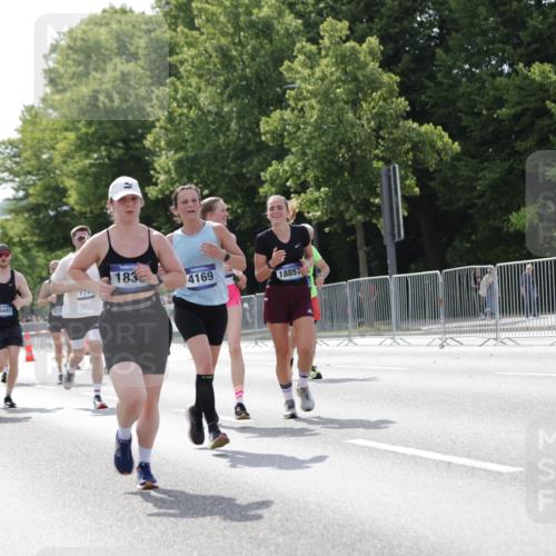 29.06.2025 - hella hamburg halbmarathon Jannik Wohlers http://msf.ph/oto/8140350 29.06.2025 10:05:31 Lombardsbrücke 1229, 1448, 1830, 1842, 2471, 2540, 3062, 3929, 4169, 5762, 6014, 7741, 8051, 8316, 8894, 8909, 9477, 13042, 14987, 15766, 15772, 16441, 16687, 17885, 18768, 18857, 18973 meine-sportfotos.de