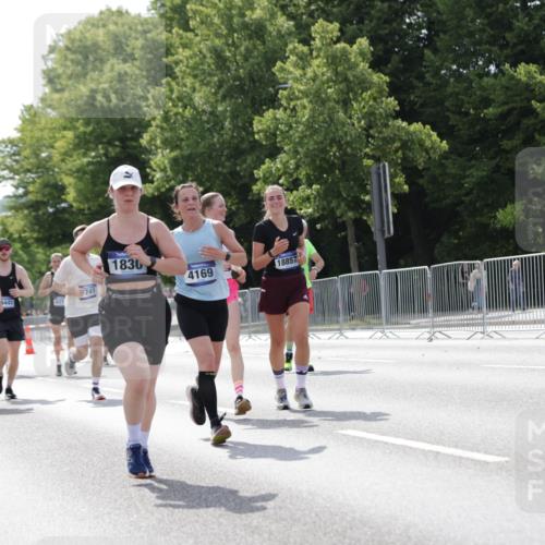 29.06.2025 - hella hamburg halbmarathon Jannik Wohlers http://msf.ph/oto/8140354 29.06.2025 10:05:32 Lombardsbrücke 1229, 1448, 1830, 1842, 2471, 2540, 3062, 4169, 5762, 6014, 7741, 8051, 8316, 8894, 8909, 9477, 13042, 13054, 14987, 15766, 15772, 16441, 16687, 17885, 18768, 18857, 18973 meine-sportfotos.de