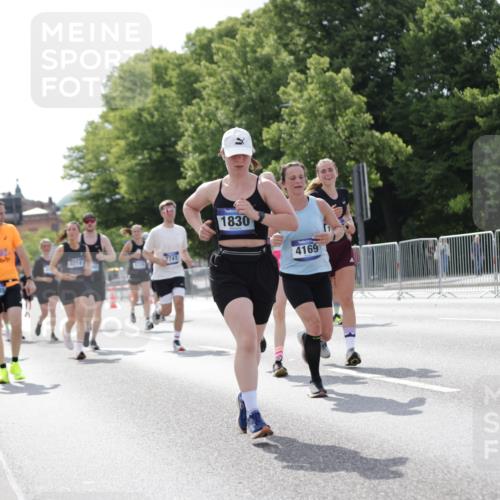 29.06.2025 - hella hamburg halbmarathon Jannik Wohlers http://msf.ph/oto/8140358 29.06.2025 10:05:32 Lombardsbrücke 1229, 1448, 1830, 1842, 2471, 2540, 3062, 4169, 5762, 6014, 7741, 8051, 8316, 8894, 8909, 9477, 13042, 13054, 14987, 15766, 15772, 16441, 16687, 17885, 18768, 18857, 18973 meine-sportfotos.de