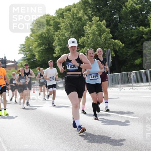 29.06.2025 - hella hamburg halbmarathon Jannik Wohlers http://msf.ph/oto/8140359 29.06.2025 10:05:32 Lombardsbrücke 1229, 1448, 1830, 1842, 2471, 2540, 3062, 4169, 5762, 6014, 7741, 8051, 8316, 8894, 8909, 9477, 13042, 13054, 14987, 15766, 15772, 16441, 16687, 17885, 18768, 18857, 18973 meine-sportfotos.de