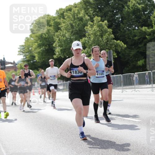 29.06.2025 - hella hamburg halbmarathon Jannik Wohlers http://msf.ph/oto/8140365 29.06.2025 10:05:32 Lombardsbrücke 1229, 1448, 1830, 1842, 2471, 2540, 3062, 4169, 5762, 6014, 7741, 8051, 8316, 8894, 8909, 9477, 13042, 13054, 14987, 15766, 15772, 16441, 16687, 17885, 18768, 18857, 18973 meine-sportfotos.de