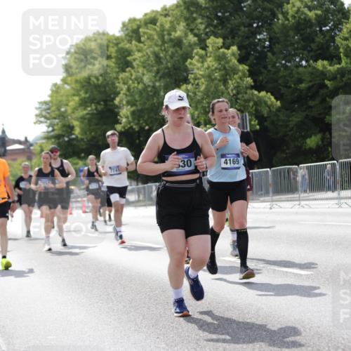 29.06.2025 - hella hamburg halbmarathon Jannik Wohlers http://msf.ph/oto/8140370 29.06.2025 10:05:33 Lombardsbrücke 1229, 1448, 1830, 1842, 2471, 2540, 3062, 4169, 4542, 5762, 6014, 7741, 8051, 8316, 8894, 8909, 9477, 13042, 13054, 14987, 15766, 15772, 16441, 16687, 17885, 18768, 18857, 18973 meine-sportfotos.de