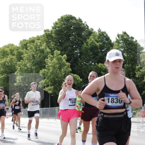 29.06.2025 - hella hamburg halbmarathon Jannik Wohlers http://msf.ph/oto/8140371 29.06.2025 10:05:34 Lombardsbrücke 1229, 1448, 1830, 1842, 2471, 2540, 3062, 4169, 4542, 6014, 7741, 8051, 8316, 8894, 8909, 9477, 13042, 13054, 14987, 15766, 15772, 16441, 16687, 17885, 18768, 18857 meine-sportfotos.de
