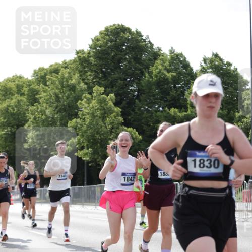 29.06.2025 - hella hamburg halbmarathon Jannik Wohlers http://msf.ph/oto/8140376 29.06.2025 10:05:34 Lombardsbrücke 1229, 1448, 1830, 1842, 2471, 2540, 3062, 4169, 4542, 6014, 7741, 8051, 8316, 8894, 8909, 9477, 13042, 13054, 14987, 15766, 15772, 16441, 16687, 17885, 18768, 18857 meine-sportfotos.de