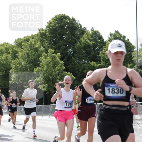 29.06.2025 - hella hamburg halbmarathon Jannik Wohlers http://msf.ph/oto/8140379 29.06.2025 10:05:34 Lombardsbrücke 1229, 1448, 1830, 1842, 2471, 2540, 3062, 4169, 4542, 6014, 7741, 8051, 8316, 8894, 8909, 9477, 13042, 13054, 14987, 15766, 15772, 16441, 16687, 17885, 18768, 18857 meine-sportfotos.de