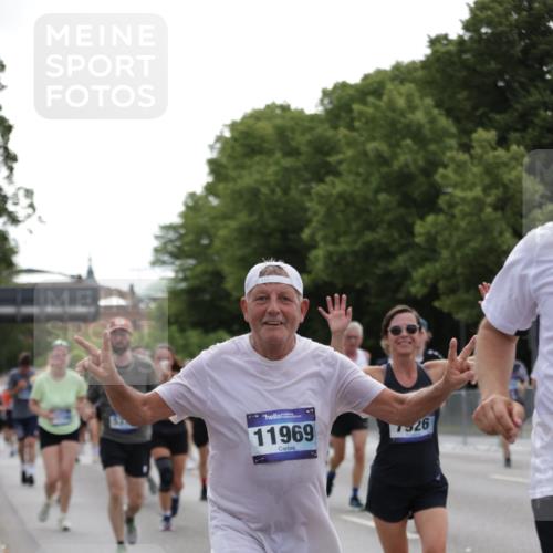 29.06.2025 - hella hamburg halbmarathon Jannik Wohlers http://msf.ph/oto/8140381 29.06.2025 10:43:05 Lombardsbrücke 1023, 1155, 1400, 1816, 1878, 3238, 3329, 3390, 4056, 4367, 4866, 5214, 5370, 5720, 6012, 6096, 6226, 6440, 6931, 7197, 7926, 8135, 8233, 8408, 8504, 9639, 9641, 9831, 10083, 10200, 10202, 10325, 11093, 11279, 11969, 12654, 13684, 13685, 13730, 13748, 14528, 14866, 14890, 15079, 15177, 15187, 15514, 15795, 15848, 16358, 16560, 16901, 16902, 17143, 17210, 18341, 18497, 19031, 19043, 19141 meine-sportfotos.de