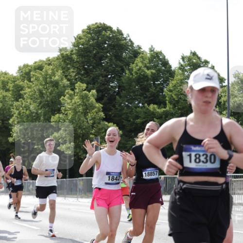 29.06.2025 - hella hamburg halbmarathon Jannik Wohlers http://msf.ph/oto/8140385 29.06.2025 10:05:34 Lombardsbrücke 1229, 1448, 1830, 1842, 2471, 2540, 3062, 4169, 4542, 6014, 7741, 8051, 8316, 8894, 8909, 9477, 13042, 13054, 14987, 15766, 15772, 16441, 16687, 17885, 18768, 18857 meine-sportfotos.de