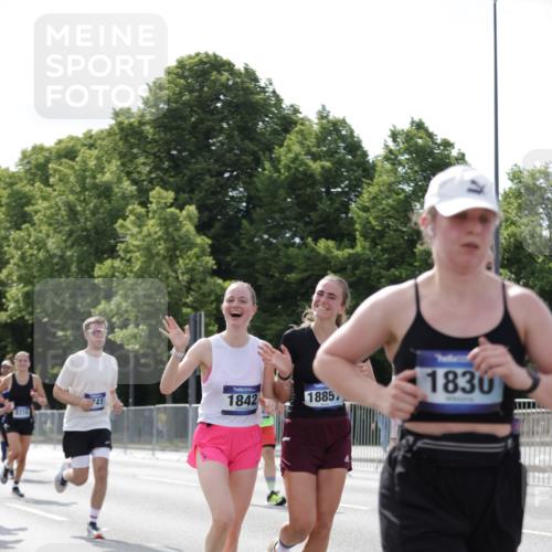 29.06.2025 - hella hamburg halbmarathon Jannik Wohlers http://msf.ph/oto/8140387 29.06.2025 10:05:34 Lombardsbrücke 1229, 1448, 1830, 1842, 2471, 2540, 3062, 4169, 4542, 6014, 7741, 8051, 8316, 8894, 8909, 9477, 13042, 13054, 14987, 15766, 15772, 16441, 16687, 17885, 18768, 18857 meine-sportfotos.de