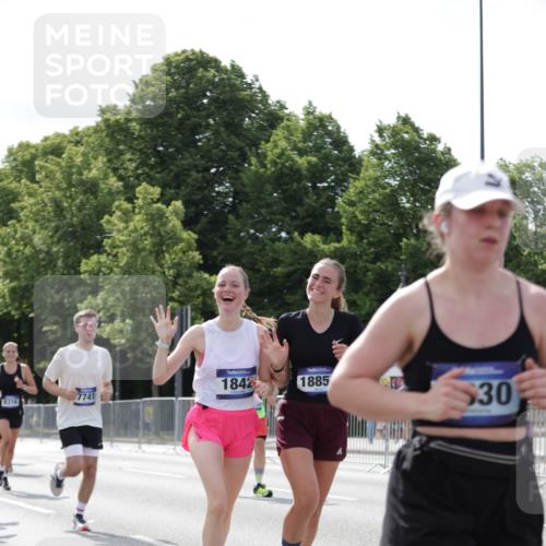 29.06.2025 - hella hamburg halbmarathon Jannik Wohlers http://msf.ph/oto/8140392 29.06.2025 10:05:34 Lombardsbrücke 1229, 1448, 1830, 1842, 2471, 2540, 3062, 4169, 4542, 6014, 7741, 8051, 8316, 8894, 8909, 9477, 13042, 13054, 14987, 15766, 15772, 16441, 16687, 17885, 18768, 18857 meine-sportfotos.de