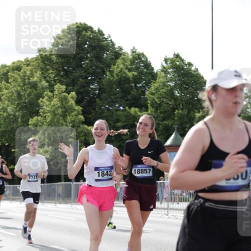 29.06.2025 - hella hamburg halbmarathon Jannik Wohlers http://msf.ph/oto/8140397 29.06.2025 10:05:34 Lombardsbrücke 1229, 1448, 1830, 1842, 2471, 2540, 3062, 4169, 4542, 6014, 7741, 8051, 8316, 8894, 8909, 9477, 13042, 13054, 14987, 15766, 15772, 16441, 16687, 17885, 18768, 18857 meine-sportfotos.de