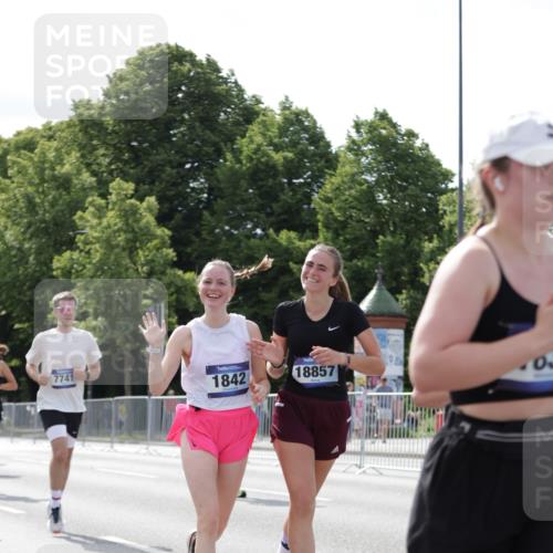 29.06.2025 - hella hamburg halbmarathon Jannik Wohlers http://msf.ph/oto/8140401 29.06.2025 10:05:34 Lombardsbrücke 1229, 1448, 1830, 1842, 2471, 2540, 3062, 4169, 4542, 6014, 7741, 8051, 8316, 8894, 8909, 9477, 13042, 13054, 14987, 15766, 15772, 16441, 16687, 17885, 18768, 18857 meine-sportfotos.de