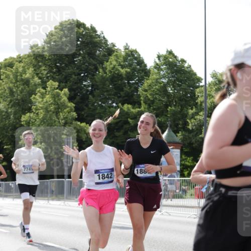 29.06.2025 - hella hamburg halbmarathon Jannik Wohlers http://msf.ph/oto/8140406 29.06.2025 10:05:34 Lombardsbrücke 1229, 1448, 1830, 1842, 2471, 2540, 3062, 4169, 4542, 6014, 7741, 8051, 8316, 8894, 8909, 9477, 13042, 13054, 14987, 15766, 15772, 16441, 16687, 17885, 18768, 18857 meine-sportfotos.de