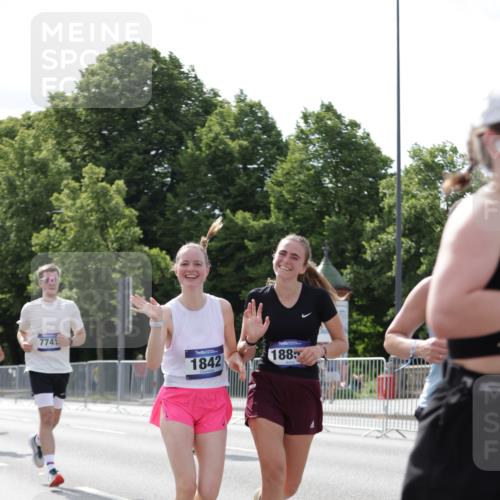 29.06.2025 - hella hamburg halbmarathon Jannik Wohlers http://msf.ph/oto/8140412 29.06.2025 10:05:34 Lombardsbrücke 1229, 1448, 1830, 1842, 2471, 2540, 3062, 4169, 4542, 6014, 7741, 8051, 8316, 8894, 8909, 9477, 13042, 13054, 14987, 15766, 15772, 16441, 16687, 17885, 18768, 18857 meine-sportfotos.de