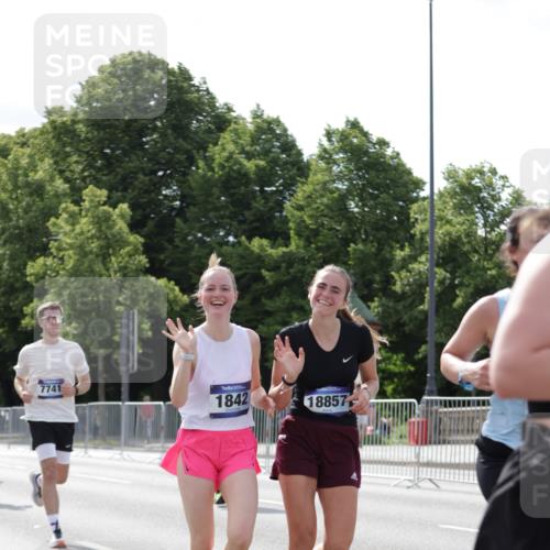 29.06.2025 - hella hamburg halbmarathon Jannik Wohlers http://msf.ph/oto/8140416 29.06.2025 10:05:34 Lombardsbrücke 1229, 1448, 1830, 1842, 2471, 2540, 3062, 4169, 4542, 6014, 7741, 8051, 8316, 8894, 8909, 9477, 13042, 13054, 14987, 15766, 15772, 16441, 16687, 17885, 18768, 18857 meine-sportfotos.de