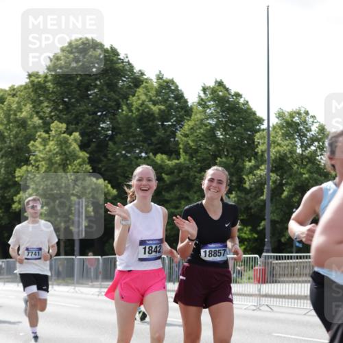 29.06.2025 - hella hamburg halbmarathon Jannik Wohlers http://msf.ph/oto/8140418 29.06.2025 10:05:34 Lombardsbrücke 1229, 1448, 1830, 1842, 2471, 2540, 3062, 4169, 4542, 6014, 7741, 8051, 8316, 8894, 8909, 9477, 13042, 13054, 14987, 15766, 15772, 16441, 16687, 17885, 18768, 18857 meine-sportfotos.de