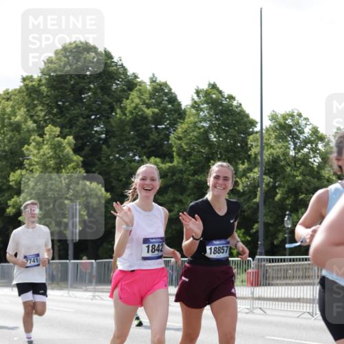 29.06.2025 - hella hamburg halbmarathon Jannik Wohlers http://msf.ph/oto/8140422 29.06.2025 10:05:34 Lombardsbrücke 1229, 1448, 1830, 1842, 2471, 2540, 3062, 4169, 4542, 6014, 7741, 8051, 8316, 8894, 8909, 9477, 13042, 13054, 14987, 15766, 15772, 16441, 16687, 17885, 18768, 18857 meine-sportfotos.de