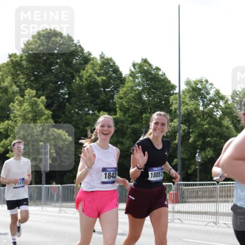 29.06.2025 - hella hamburg halbmarathon Jannik Wohlers http://msf.ph/oto/8140426 29.06.2025 10:05:34 Lombardsbrücke 1229, 1448, 1830, 1842, 2471, 2540, 3062, 4169, 4542, 6014, 7741, 8051, 8316, 8894, 8909, 9477, 13042, 13054, 14987, 15766, 15772, 16441, 16687, 17885, 18768, 18857 meine-sportfotos.de