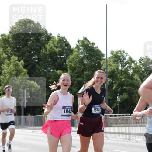 29.06.2025 - hella hamburg halbmarathon Jannik Wohlers http://msf.ph/oto/8140429 29.06.2025 10:05:34 Lombardsbrücke 1229, 1448, 1830, 1842, 2471, 2540, 3062, 4169, 4542, 6014, 7741, 8051, 8316, 8894, 8909, 9477, 13042, 13054, 14987, 15766, 15772, 16441, 16687, 17885, 18768, 18857 meine-sportfotos.de