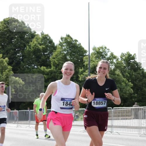 29.06.2025 - hella hamburg halbmarathon Jannik Wohlers http://msf.ph/oto/8140444 29.06.2025 10:05:35 Lombardsbrücke 1229, 1448, 1830, 1842, 2540, 3062, 4169, 4542, 6014, 7741, 8051, 8316, 8894, 8909, 9477, 13042, 13054, 14987, 15229, 15766, 15772, 16441, 16687, 17885, 18768, 18857 meine-sportfotos.de