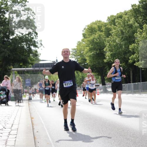 29.06.2025 - hella hamburg halbmarathon Jannik Wohlers http://msf.ph/oto/8140496 29.06.2025 10:05:53 Lombardsbrücke 1245, 1766, 4542, 4666, 4868, 5431, 6314, 7138, 9361, 9560, 10781, 13054, 13481, 13863, 14369, 15113, 15145, 15229, 15462, 15537, 17239, 17746, 18042, 18910, 18913, 18966 meine-sportfotos.de