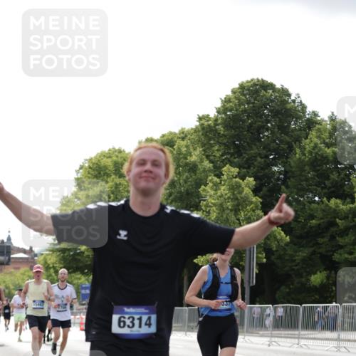 29.06.2025 - hella hamburg halbmarathon Jannik Wohlers http://msf.ph/oto/8140541 29.06.2025 10:05:54 Lombardsbrücke 1245, 1766, 4542, 4666, 4868, 5431, 6314, 7138, 9361, 9560, 10214, 10297, 10781, 13481, 13863, 14369, 15113, 15145, 15229, 15462, 15537, 15858, 17239, 17746, 18042, 18575, 18910, 18913, 18966 meine-sportfotos.de