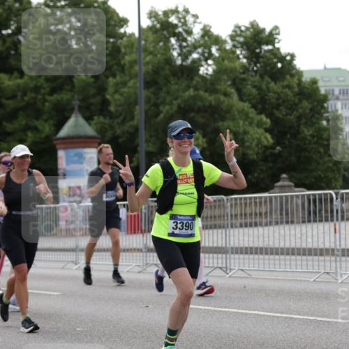 29.06.2025 - hella hamburg halbmarathon Jannik Wohlers http://msf.ph/oto/8140557 29.06.2025 10:43:13 Lombardsbrücke 1023, 1310, 1400, 2733, 3390, 4866, 5192, 5201, 5214, 5370, 6012, 6096, 6226, 6931, 6971, 6973, 7197, 7205, 7206, 7489, 7504, 7926, 8000, 8233, 8408, 8504, 9831, 10083, 10097, 10200, 10202, 10220, 10325, 10799, 11279, 12518, 12654, 13705, 13730, 13748, 14866, 14890, 15079, 15177, 15187, 15448, 15795, 15848, 16358, 16560, 16589, 16901, 16902, 17143, 17210, 17501, 18310, 18318, 18341, 18436, 18497, 19141 meine-sportfotos.de