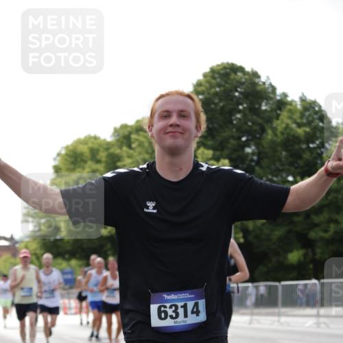 29.06.2025 - hella hamburg halbmarathon Jannik Wohlers http://msf.ph/oto/8140561 29.06.2025 10:05:55 Lombardsbrücke 1245, 1766, 4666, 4868, 5431, 6314, 7138, 9361, 9560, 10214, 10297, 10781, 13481, 13863, 14369, 15113, 15145, 15229, 15462, 15537, 15858, 17239, 17746, 18042, 18575, 18577, 18910, 18913, 18966 meine-sportfotos.de