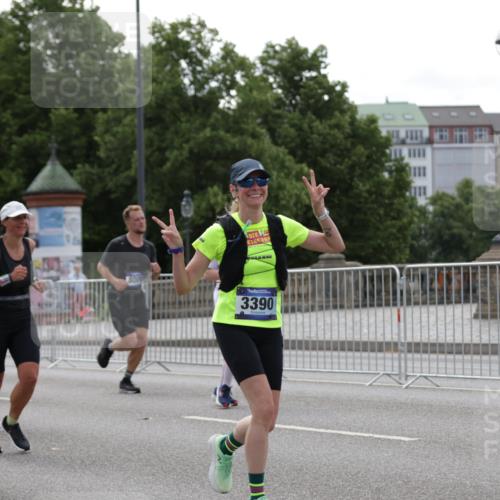 29.06.2025 - hella hamburg halbmarathon Jannik Wohlers http://msf.ph/oto/8140576 29.06.2025 10:43:13 Lombardsbrücke 1023, 1310, 1400, 2733, 3390, 4866, 5192, 5201, 5214, 5370, 6012, 6096, 6226, 6931, 6971, 6973, 7197, 7205, 7206, 7489, 7504, 7926, 8000, 8233, 8408, 8504, 9831, 10083, 10097, 10200, 10202, 10220, 10325, 10799, 11279, 12518, 12654, 13705, 13730, 13748, 14866, 14890, 15079, 15177, 15187, 15448, 15795, 15848, 16358, 16560, 16589, 16901, 16902, 17143, 17210, 17501, 18310, 18318, 18341, 18436, 18497, 19141 meine-sportfotos.de