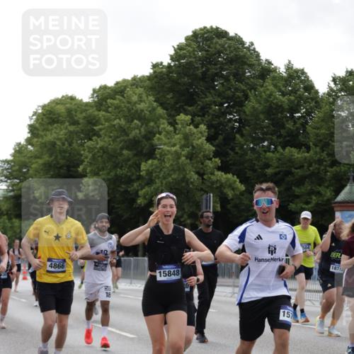 29.06.2025 - hella hamburg halbmarathon Jannik Wohlers http://msf.ph/oto/8140626 29.06.2025 10:43:15 Lombardsbrücke 1023, 1310, 1400, 2733, 3390, 3597, 4866, 5192, 5201, 5214, 5370, 6012, 6036, 6096, 6226, 6334, 6931, 6971, 6973, 7197, 7205, 7206, 7489, 7504, 7926, 8000, 8058, 8233, 8504, 9704, 9831, 10083, 10097, 10200, 10202, 10220, 10285, 10325, 10553, 10799, 12518, 12654, 13371, 13705, 13730, 13748, 14866, 14890, 15079, 15177, 15187, 15448, 15795, 15848, 16298, 16560, 16589, 16901, 16902, 17143, 17210, 17501, 18310, 18318, 18341, 18436 meine-sportfotos.de